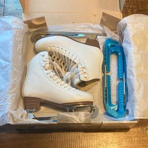 Jackson Artiste girls pro figure skates with blue skate guards and box - Size 3